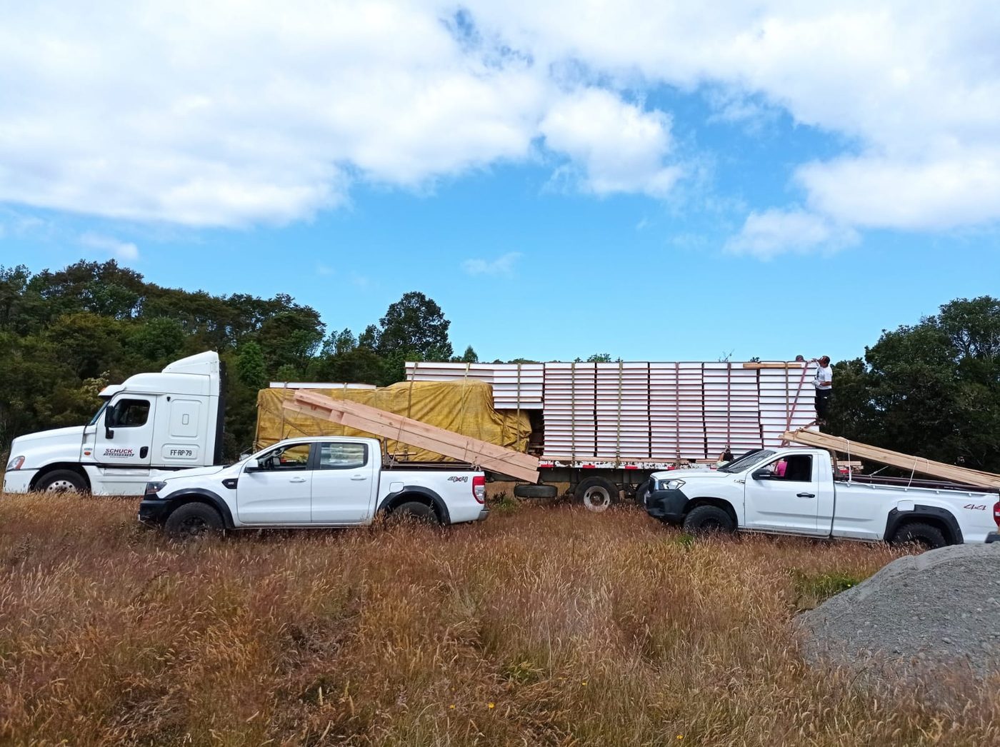 Camioneta en obra — Constructora Fass