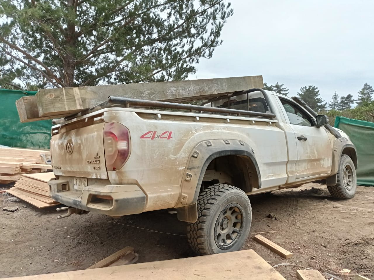 Camioneta en obra — Constructora Fass