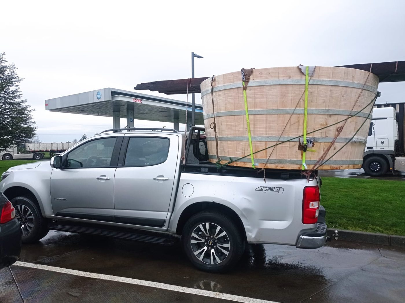Camioneta en obra — Constructora Fass