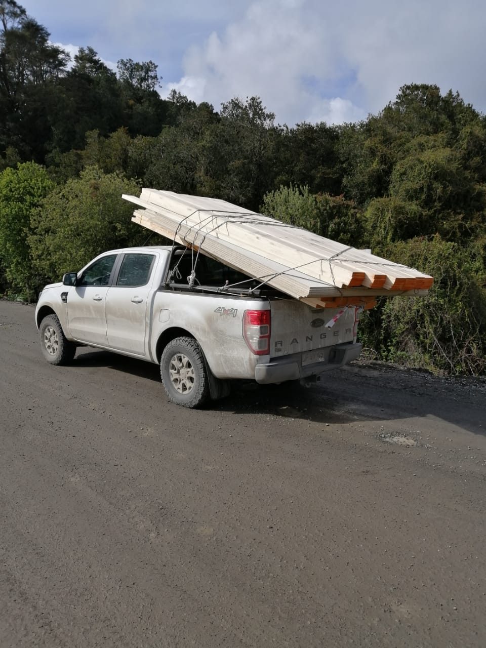 Camioneta en obra — Constructora Fass