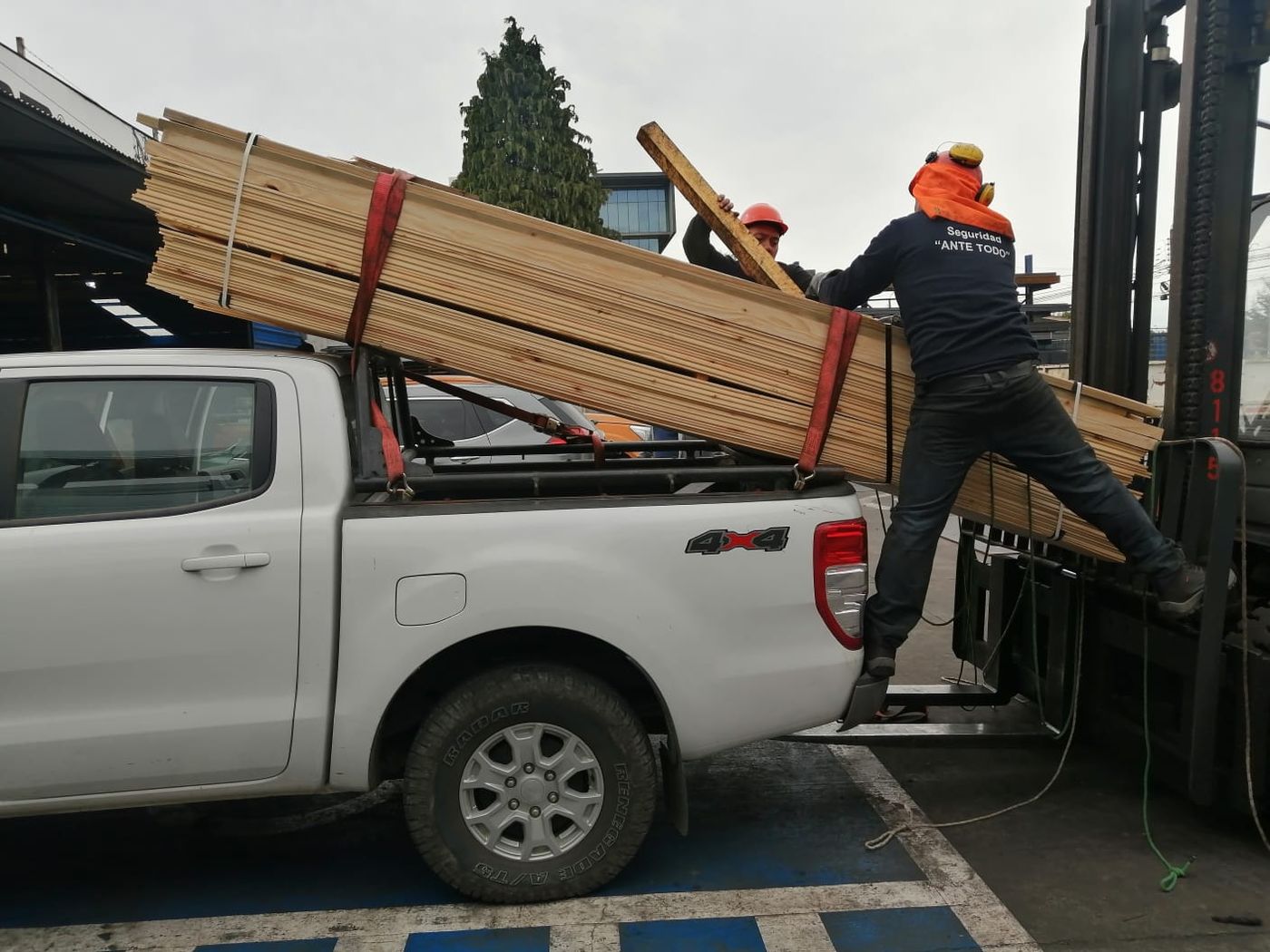 Camioneta en obra — Constructora Fass
