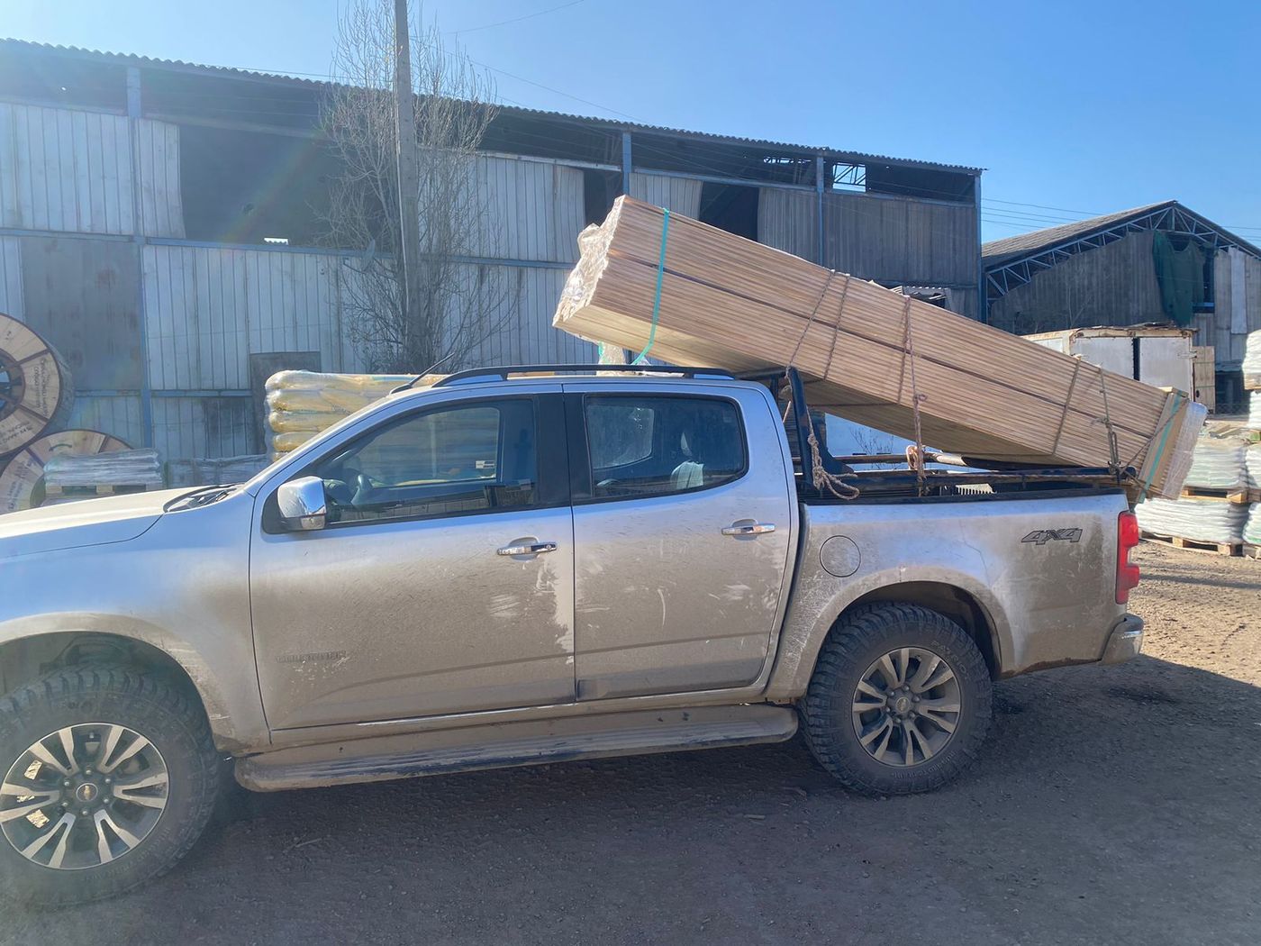 Camioneta en obra — Constructora Fass