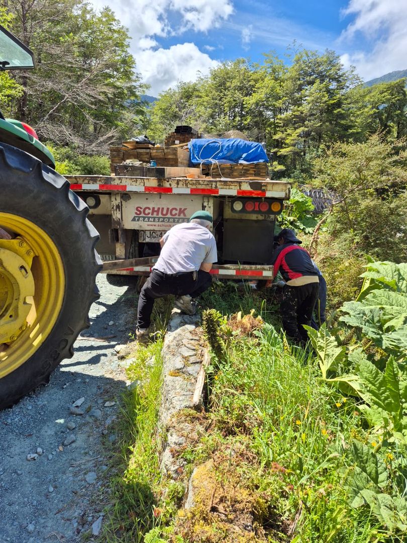 Camioneta en obra — Constructora Fass