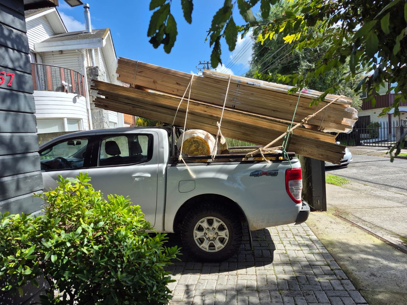 Camioneta en obra — Constructora Fass