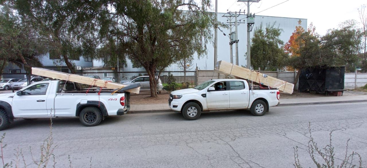 Camioneta en obra — Constructora Fass