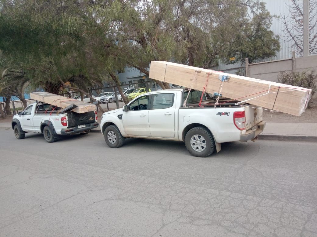Camioneta en obra — Constructora Fass