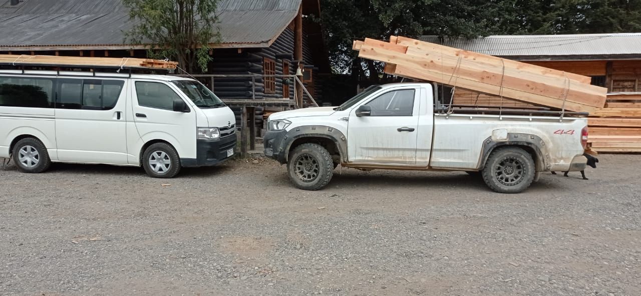 Camioneta en obra — Constructora Fass