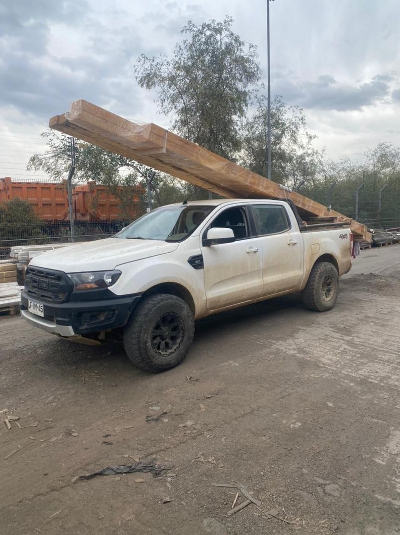 Camioneta en obra — Constructora Fass