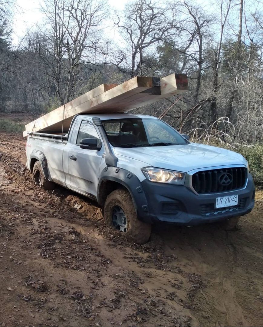 Camioneta en obra — Constructora Fass